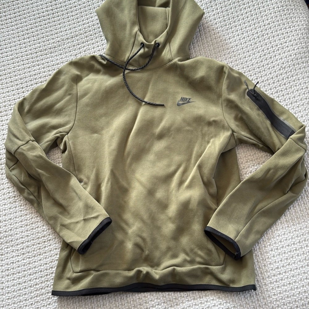 EUC Men’s army green Nike tech sweatshirt